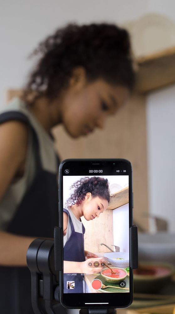 Creadora grabando una receta con el celular en trípode