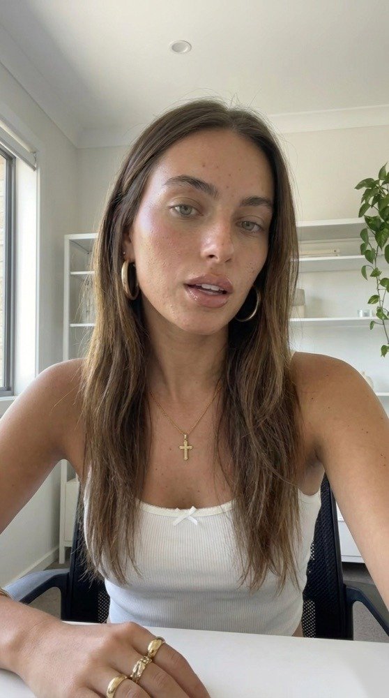 Sofi grabando contenido frente a cámara