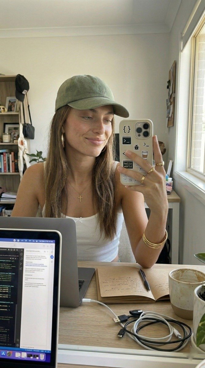 Sofi trabajando en su contenido desde su escritorio